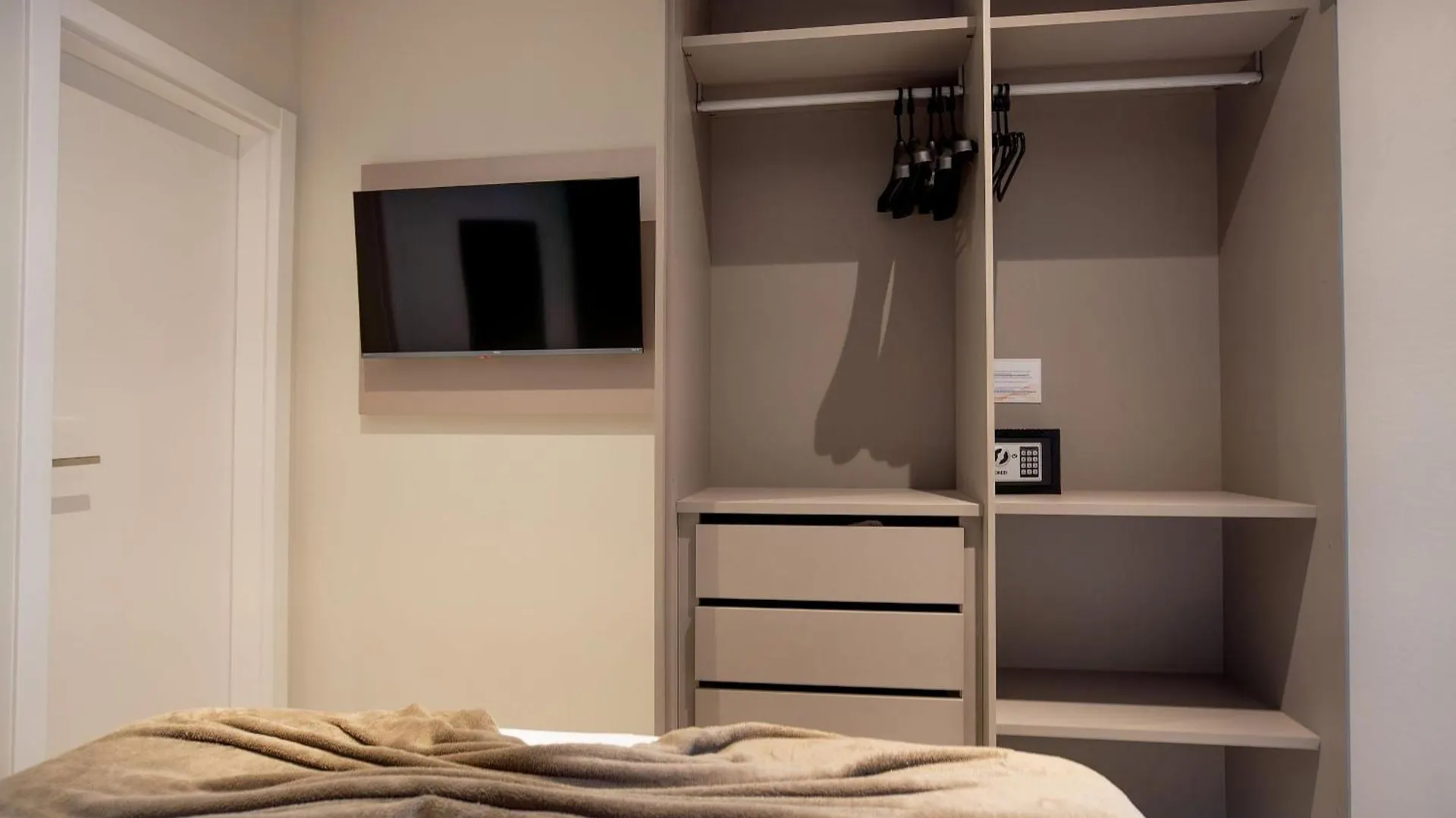 Elegance Apartamentos 1 Quarto Para 4 Pessoas Em Bombinhas 0*,  Brazil